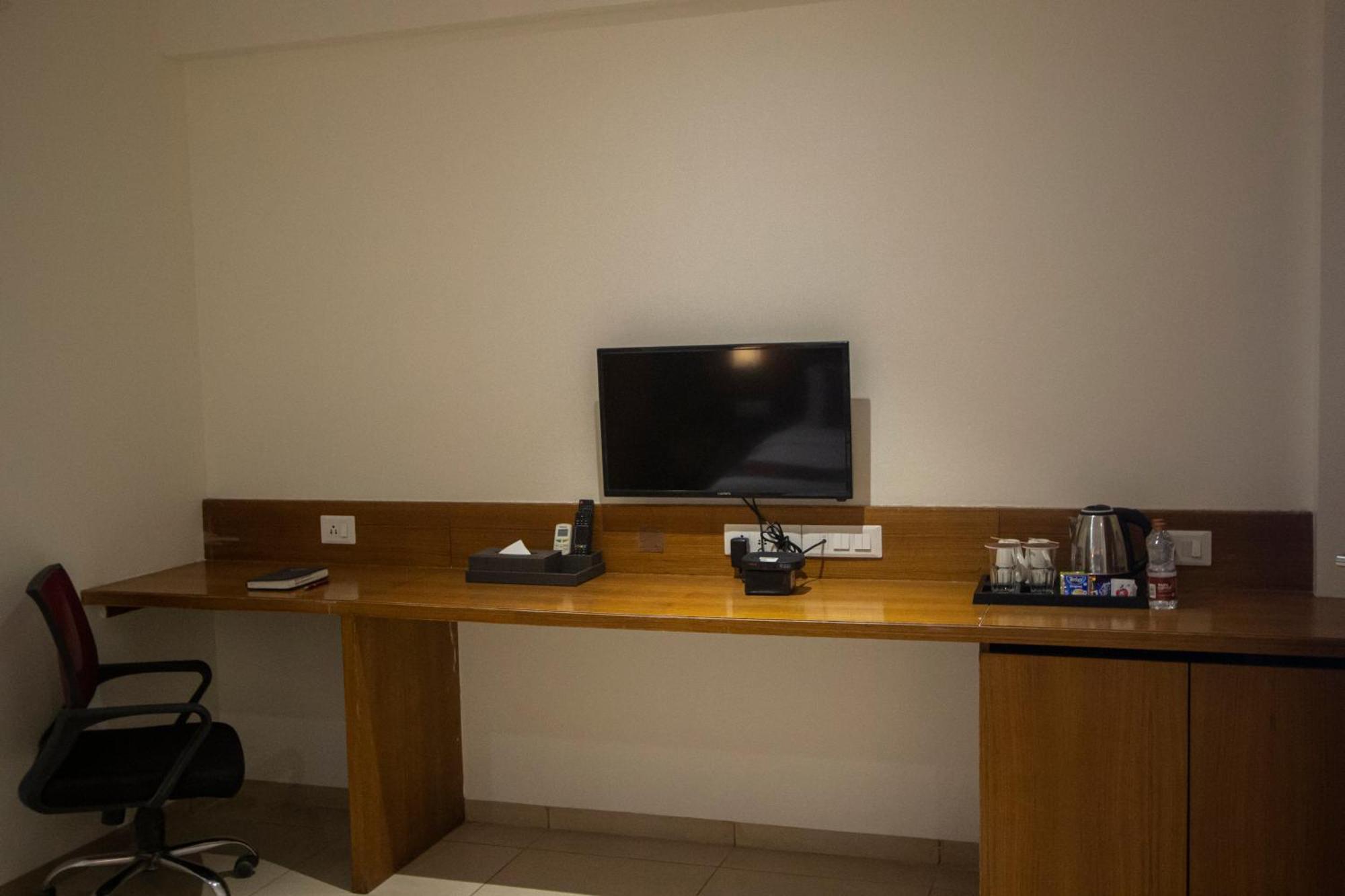 Monarch Express Chakan Hotel Exterior photo